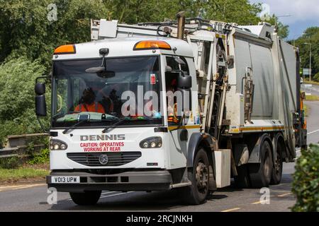 Milton Keynes, Regno Unito - 13 luglio 2023: 2013 camion di rifiuti Dennis bianco che guida su una strada inglese. Foto Stock