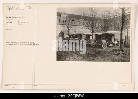 Immagine di ambulanze parcheggiate fuori dal base Hospital #101 in St. Nazaire, Loire-Inférieure, Francia durante la prima guerra mondiale Il fotografo è W.W. Soper della S.C. Soggetto ambulanza 45333. La foto è stata scattata il 29 gennaio 1919. Foto Stock