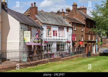 Edifici vicino alla chiesa di St Andrews, Penrith, Cumbria, Inghilterra Foto Stock