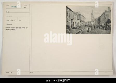 Soldati e civili possono essere visti passeggiare per le strade di Delme, in Francia durante la prima guerra mondiale. La foto è scattata da un punto panoramico elevato, suggerendo la presenza di un fotografo. La città appare calma e pacifica, senza segni immediati di attività militare. Foto Stock