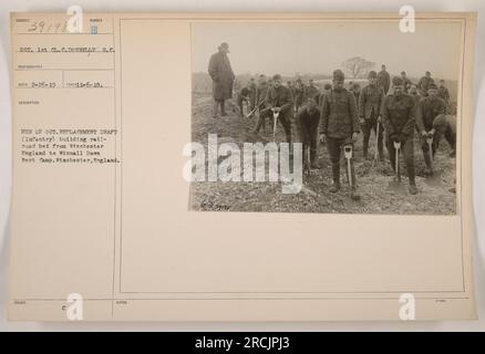 I soldati dell'October Replacement Draft (fanteria) costruirono un letto ferroviario da Winchester, in Inghilterra, a Winnall Down Rest Camp. La fotografia, scattata il 6 novembre 1918, è stata catturata dal caporale di 1st Class Donnelly, S.C. e gli è stato assegnato il numero di identificazione 39198. La fotografia ha note aggiuntive ed è stata ricevuta il 26 febbraio 1919. Foto Stock