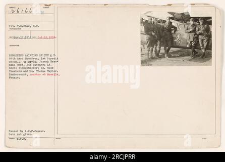 Pvt. T.R. Shaw del Signal Corps dell'esercito americano sta con quattro aviatori del D 94th Aero Squadron, 1st Pursuit Group. Gli aviatori sono identificati come il tenente Joseph Eastman, il capitano Jim Miesner, il tenente Eddie Rickenbacker, il tenente Reed Chambers e il tenente Thorne Taylor. La foto è stata scattata a Rembercourt, Meurthe e Mosella, in Francia. La data esatta della foto è sconosciuta. Foto Stock