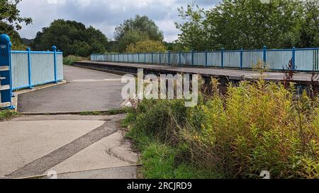 Wey Navigation e Basingstoke Canal l'intero percorso blocca la pista ciclabile delle barche dei canali Foto Stock