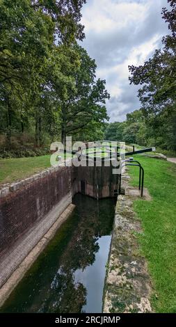 Wey Navigation e Basingstoke Canal l'intero percorso blocca la pista ciclabile delle barche dei canali Foto Stock