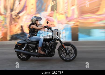 Una donna che guida la Harley Davidson che è posteriore in Libano. Foto Stock