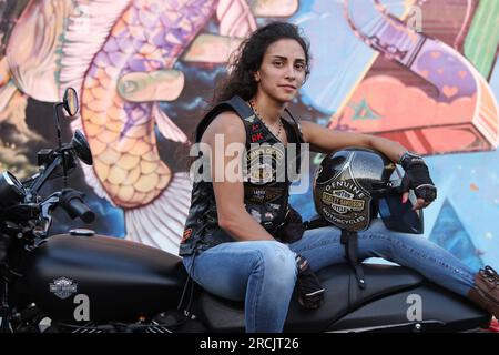 Una donna che guida la Harley Davidson che è posteriore in Libano. Foto Stock