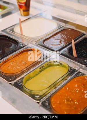 Salse dolci dai gusti diversi da utilizzare come condimenti sui gelati Foto Stock