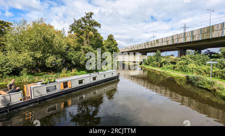 Wey Navigation e Basingstoke Canal l'intero percorso blocca la pista ciclabile delle barche dei canali Foto Stock