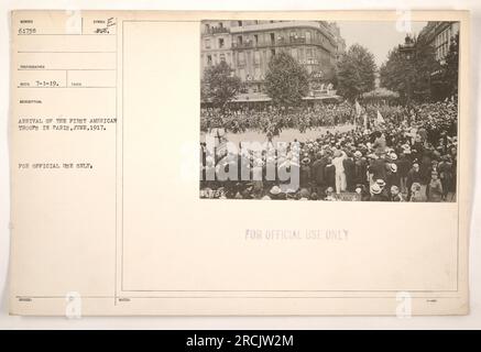 Le truppe americane arrivarono a Parigi nel giugno 1917 durante la prima guerra mondiale Questa fotografia, scattata da un fotografo per uso ufficiale, mostra l'occasione importante dell'arrivo delle prime truppe americane in città. L'immagine serve come documentazione storica delle attività militari americane durante la guerra. Foto Stock