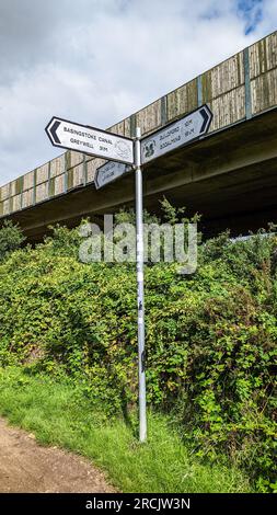 Wey Navigation e Basingstoke Canal l'intero percorso blocca la pista ciclabile delle barche dei canali Foto Stock