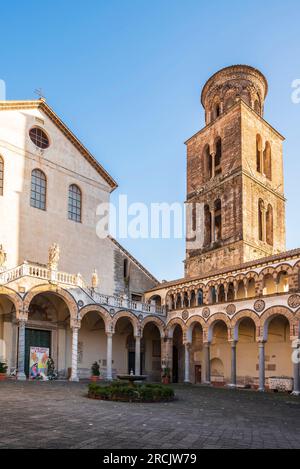 Salerno, Italia - 25 dicembre 2022: Il Campanile del Duomo di Salerno, alto 56 metri, è in stile arabo-normanno. Foto Stock