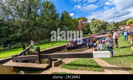 Wey Navigation e Basingstoke Canal l'intero percorso blocca la pista ciclabile delle barche dei canali Foto Stock