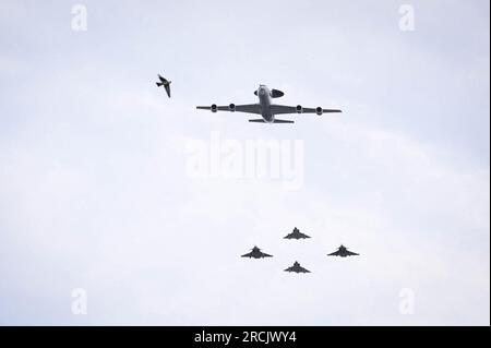 French Naval Aviation Grumman e-2C Hawkeye (C), French Naval Aviation Dassault Rafale M multirole Fighter Aircraft e French Naval Aviation Dassault Falcon 10 Mer (indietro) eseguono un sorvolo durante la parata militare del giorno della Bastiglia sugli Champs-Elysees avenue a Parigi il 14 luglio 2023. Foto di Tomas Stevens/ABACAPRESS.COM Foto Stock