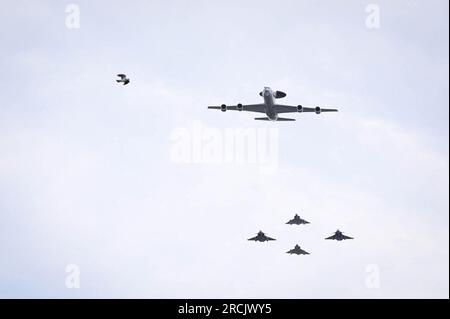 French Naval Aviation Grumman e-2C Hawkeye (C), French Naval Aviation Dassault Rafale M multirole Fighter Aircraft e French Naval Aviation Dassault Falcon 10 Mer (indietro) eseguono un sorvolo durante la parata militare del giorno della Bastiglia sugli Champs-Elysees avenue a Parigi il 14 luglio 2023. Foto di Tomas Stevens/ABACAPRESS.COM Foto Stock