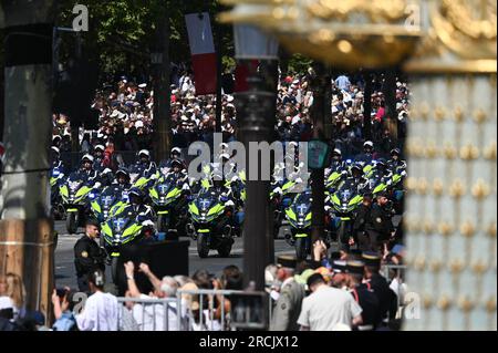 I motociclisti della polizia francese sfilano durante la sfilata militare del giorno della Bastiglia sugli Champs-Elysees avenue a Parigi il 14 luglio 2023. Foto di Tomas Stevens/ABACAPRESS.COM Foto Stock