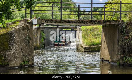 Wey Navigation e Basingstoke Canal l'intero percorso blocca la pista ciclabile delle barche dei canali Foto Stock