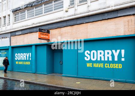 Il negozio e l'edificio di Poundland sono stati chiusi in vendita nel centro di Crewe, Cheshire, Regno Unito Foto Stock