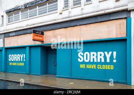 Il negozio e l'edificio di Poundland sono stati chiusi in vendita nel centro di Crewe, Cheshire, Regno Unito Foto Stock