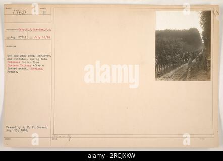 I soldati del 9° e 23° Reggimento di fanteria della 2a Divisione sono visti entrare nel settore Soissons a Chavigny, in Francia, il 18 luglio 1918. La foto, scattata dalla Corp. D. J. Sheehan, mostra i soldati dopo una marcia forzata dal Chateau Thierry. L'immagine è stata rivista e approvata dall'A. E. P. Censor il 13 agosto 1918. Foto Stock