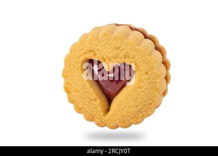 Biscotti al Linzer con marmellata di fragole, biscotti al burro austriaci tradizionali il giorno di San Valentino. Isolato su bianco con percorso di ritaglio incluso Foto Stock