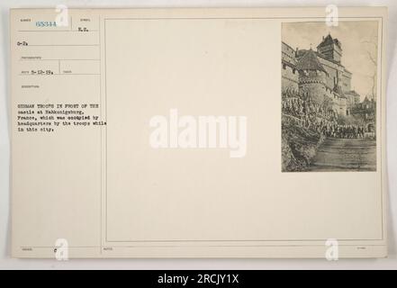 Questa fotografia mostra le truppe tedesche in piedi di fronte al castello di Hahkonigsburg, in Francia. Il castello servì come quartier generale per le truppe durante la loro occupazione della città. Scattata in una data sconosciuta, la fotografia è contrassegnata con il simbolo "E.U." ed è accompagnata dalla nota "GER TRAN 11-2394". Foto Stock