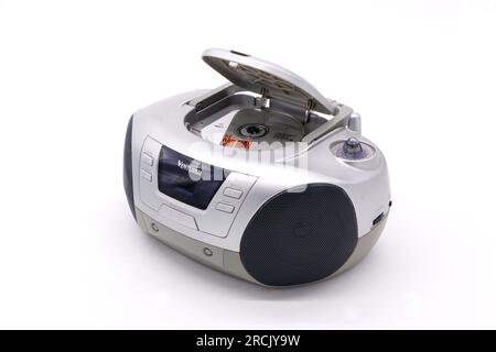 Radio portatile con lettore CD color argento Foto Stock