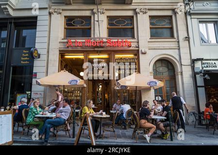 A la Mort Subite, una famosa brasserie, Bruxelles, Belgio Foto Stock