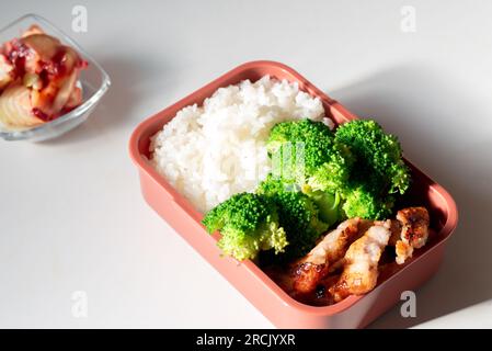 Pranzo al sacco con riso, broccoli e maiale. Pranzo al sacco in stile asiatico. Foto Stock