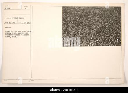 La folla si riunisce fuori dal Palazzo reale di Milano, in Italia, in attesa dell'arrivo del presidente Wilson durante la prima guerra mondiale. La foto è stata scattata il 19 gennaio 1919. L'immagine mostra un grande gruppo di persone in attesa dell'apparizione del presidente, indicando il significato dell'evento. Foto Stock