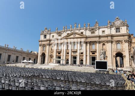 Piazza San Pietro è una grande piazza situata direttamente di fronte a St Basilica di Pietro a città del Vaticano. Le sedie sono preparate per la massa e il generale Foto Stock