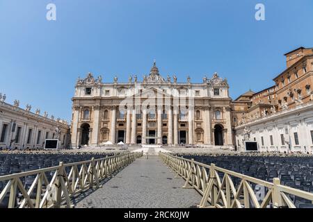 Piazza San Pietro è una grande piazza situata direttamente di fronte a St Basilica di Pietro a città del Vaticano. Le sedie sono preparate per la massa e il generale Foto Stock