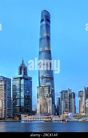 La Shanghai Tower, alta 632 metri, è attualmente l'edificio più alto di Shanghai e Cina. Completato nel 2015, è stato progettato da Marshall Str Foto Stock