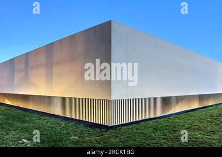 Dettaglio architettonico dell'edificio mudac e Photo Elyseé sulla Platforme 10 a Losanna, Svizzera, con uno degli angoli posteriori dell'edificio in b Foto Stock