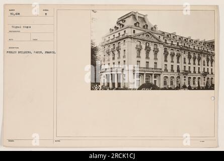 I soldati si sono riuniti di fronte ad un edificio pubblico a Parigi, in Francia. La foto è stata scattata da un fotografo del Signal Corps. È stata emessa con il simbolo e ed è inclusa nella collezione "Photographs of American Military Activities during World War One" (fotografie delle attività militari americane durante la prima guerra mondiale). Foto Stock