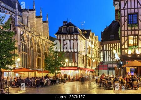 Scena notturna in Place Maréchal Foch, Troyes, Francia, con splendide case in legno. Foto Stock