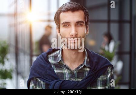 Ritratto di un positivo allegro fiducioso freelancer sensazione di successo in abbigliamento casual Foto Stock