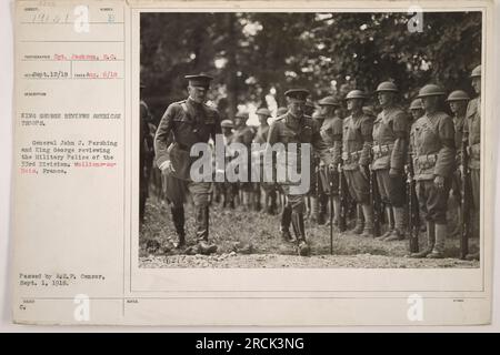 Il generale John J. Pershing e King George recensiscono la polizia militare americana della 33a Divisione a Molliens-au-Bois, Francia. La foto è stata scattata dal sergente Jackson il 6 agosto 1918. È stato ispezionato e approvato dall'AE. P. Censor il 1° settembre 1918. Rilasciato ai sensi della CA Sotes 4915 (2). Foto Stock