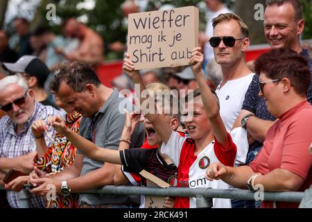 Barendrecht, Paesi Bassi. 15 luglio 2023. BARENDRECHT, PAESI BASSI - 15 LUGLIO: Tifosi del Feyenoord durante la partita amichevole pre-stagionale tra Feyenoord e Union Saint-Gilloise allo Sportpark Smitshoek il 15 luglio 2023 a Barendrecht, Paesi Bassi (foto di Hans van der Valk/Orange Pictures) credito: Orange Pics BV/Alamy Live News Foto Stock