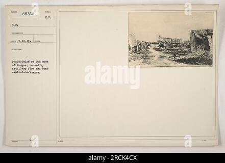 La città di Fouges in Francia fu gravemente distrutta durante la prima guerra mondiale a causa del fuoco d'artiglieria e delle esplosioni di bombe. Questa fotografia, scattata dal fotografo 65362, mostra l'entità dei danni causati. La distruzione è un triste ricordo dell'impatto devastante della guerra sulle aree civili. Foto Stock