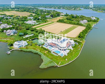 Vista aerea di una grande tenuta sulla Cresent avenue nel mulino ad acqua, ny Foto Stock