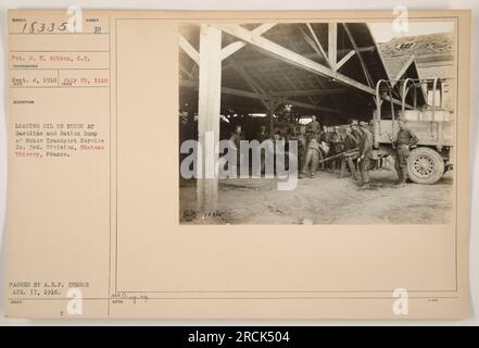 Il soldato J. E. Gibbon del Signal Corps viene visto caricare olio su un camion presso il Gasoline and Ration Dump del Motor Transport Service Co. Della 3rd Division a Chateau Thierry, in Francia. La foto è stata scattata il 29 luglio 1918 e ricevuta il 4 settembre 1918. È stato approvato dall'A.E.P. censor il 17 agosto 1918. Foto Stock