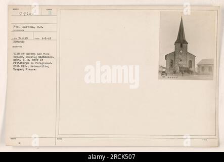 La fotografia mostra una vista di una chiesa e della piazza di Harmonville, Vosgi, Francia durante la prima guerra mondiale. In primo piano, si può vedere il Capt. T. C. Crow di Pittsburgh. L'immagine include anche un bagno. Questa foto è stata scattata il 1° gennaio 1919, e ha la descrizione emessa il numero B.. Foto Stock