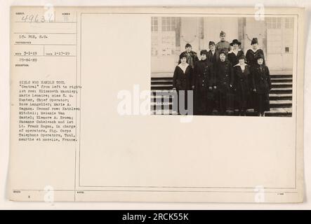 Gruppo di operatori telefonici a Toul 'Central' in Francia durante la prima guerra mondiale. Da sinistra a destra, prima fila: Elizabeth Maculey, Marie Lemaire, Miss AD ESEMPIO Hunter (operatore capo), Rose Langelier, Marie A. Gagnon. Seconda fila: Kathleen Mitchell, Melanie Van Gastel, Elenore A. Brown, Suzanne Coheleach. Nella foto è raffigurato anche il primo tenente Frank Hogan, responsabile degli operatori. Fotografia scattata il 17 gennaio 1919. Foto Stock