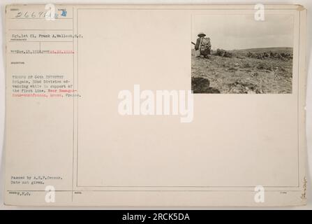 Le truppe della 64th Infantry Brigade, 32nd Division, avanzano a sostegno della prima linea nei pressi di Romagné-Sous-Montfaucon, Meuse, Francia durante la prima guerra mondiale. La foto è stata scattata dal Sgt. 1st Cl. Frank A. Wallock il 15 novembre 1918 e passò da A.E.P. Censor. Foto Stock