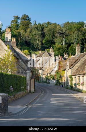 Il pittoresco villaggio di Castle Combe nel Cotswolds, in Inghilterra a fine estate. Foto Stock