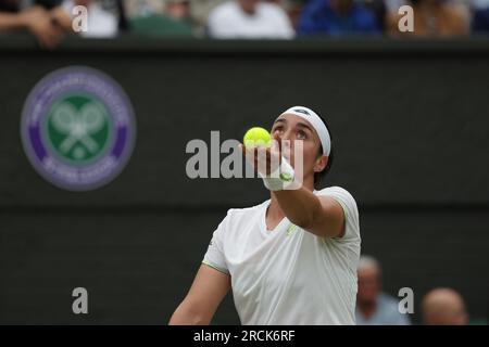 15 luglio 2023; All England Lawn Tennis and Croquet Club, Londra, Inghilterra: Torneo di tennis di Wimbledon; finale di singolare femminile, Marketa Vondrousova contro Ons Jabeur sul campo centrale; ritorno di Ons Jabeur Foto Stock
