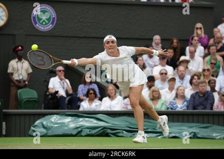 15 luglio 2023; All England Lawn Tennis and Croquet Club, Londra, Inghilterra: Torneo di tennis di Wimbledon; finale di singolare femminile, Marketa Vondrousova contro Ons Jabeur sul campo centrale; ritorno di Ons Jabeur Foto Stock