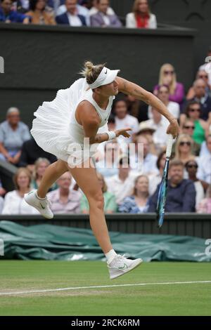 15 luglio 2023; All England Lawn Tennis and Croquet Club, Londra, Inghilterra: Torneo di tennis di Wimbledon; partita finale di singolare femminile, Marketa Vondrousova contro Ons Jabeur sul campo centrale; serve Marketa Vondrousova Foto Stock