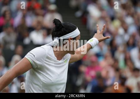 15 luglio 2023; All England Lawn Tennis and Croquet Club, Londra, Inghilterra: Torneo di tennis di Wimbledon; partita finale di singolare femminile, Marketa Vondrousova contro Ons Jabeur sul campo centrale; Ons Jabeur si rivolge ai suoi allenatori Foto Stock