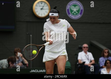 15 luglio 2023; All England Lawn Tennis and Croquet Club, Londra, Inghilterra: Torneo di tennis di Wimbledon; finale di singolare femminile, Marketa Vondrousova contro Ons Jabeur sul campo centrale; ritorno di Ons Jabeur Foto Stock
